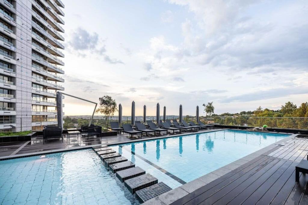 Apartment Spacious 2br Near Sandton -no Loadshedding Johannesburg