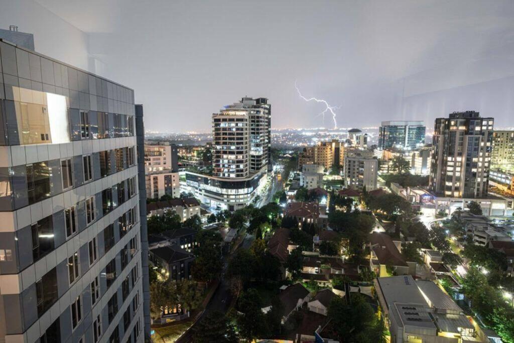 Spacious 2br Near Sandton -no Loadshedding * Johannesburg