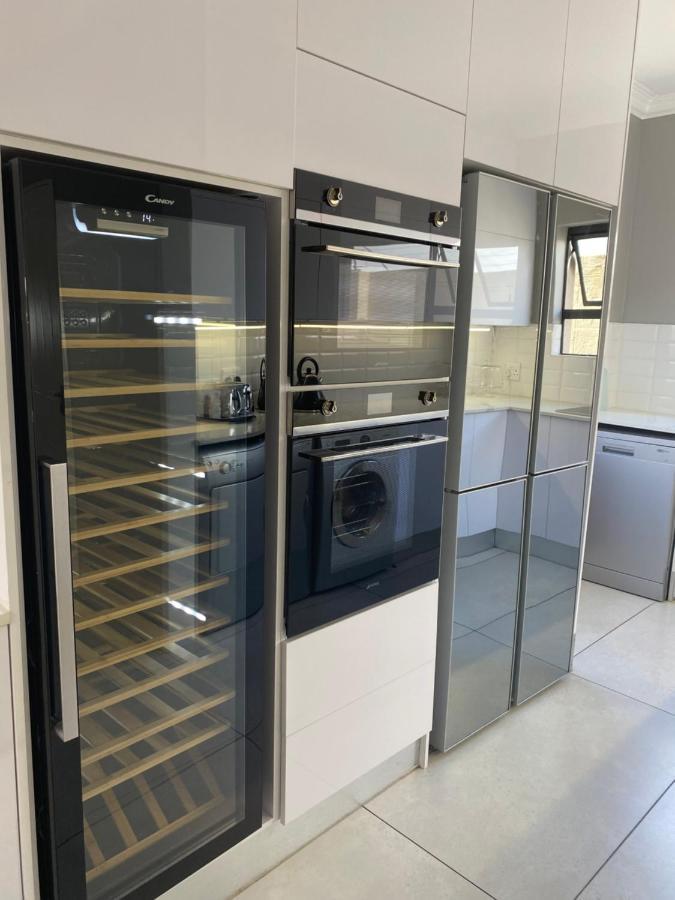 Biệt thự Modern Serene 3 Bedroom Johannesburg