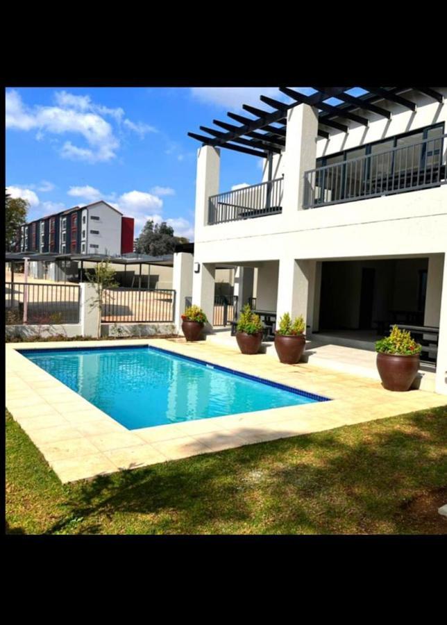 Medon Luxury With Power Back Up Bryanston Sandton Apartment Johannesburg