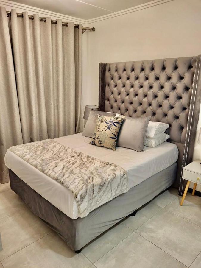 Medon Luxury With Power Back Up Bryanston Sandton Apartment