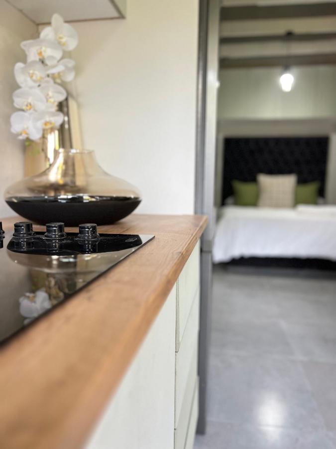 Luxury Walk To Melrose Arch 10 Apartment *
