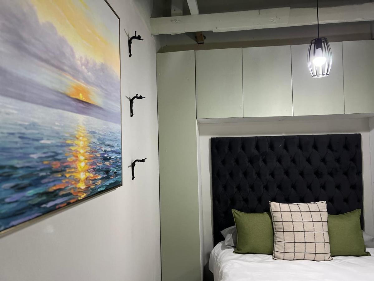 Luxury Walk To Melrose Arch 10 Apartment *