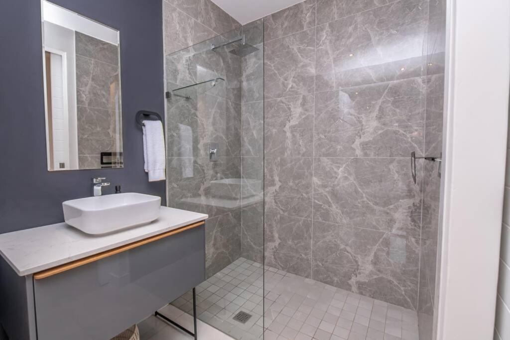 Comfy Nest - The Paramount 1 *