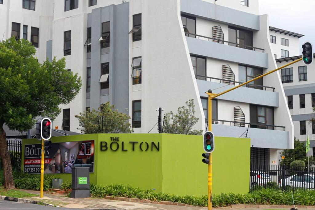 Apartment 1 Bedroom Unit Fully Furnished With Back Up Generator Johannesburg