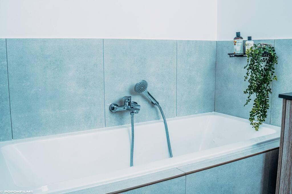 Ocean Blue Sky-luxury Apartment-power Backup *
