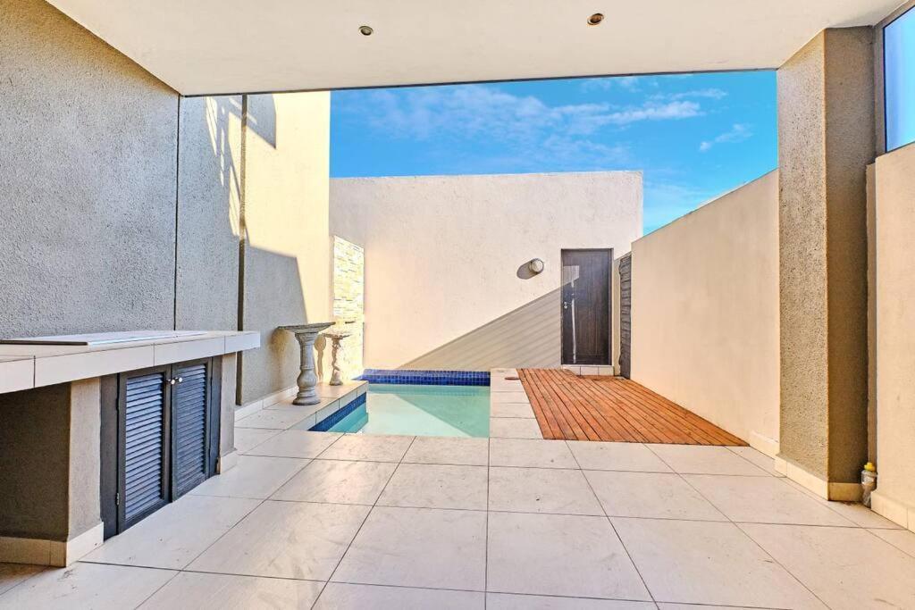 Modern Two Bed Townhouse With Pool Pousada Joanesburgo