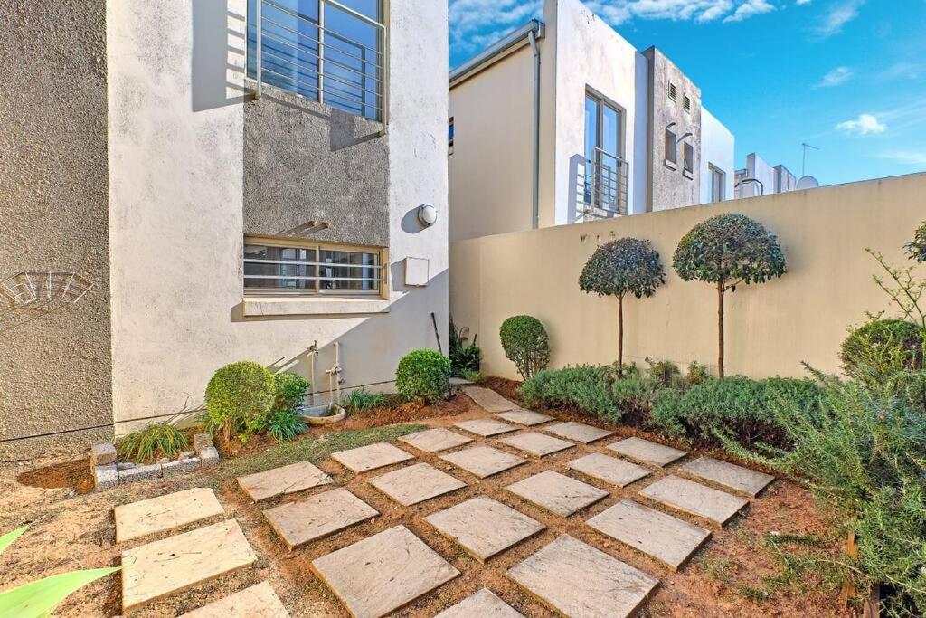 Modern Two Bed Townhouse With Pool Pousada