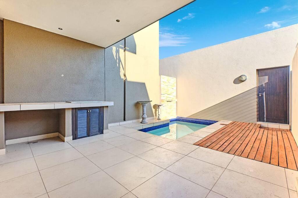 Modern Two Bed Townhouse With Pool Pousada Joanesburgo