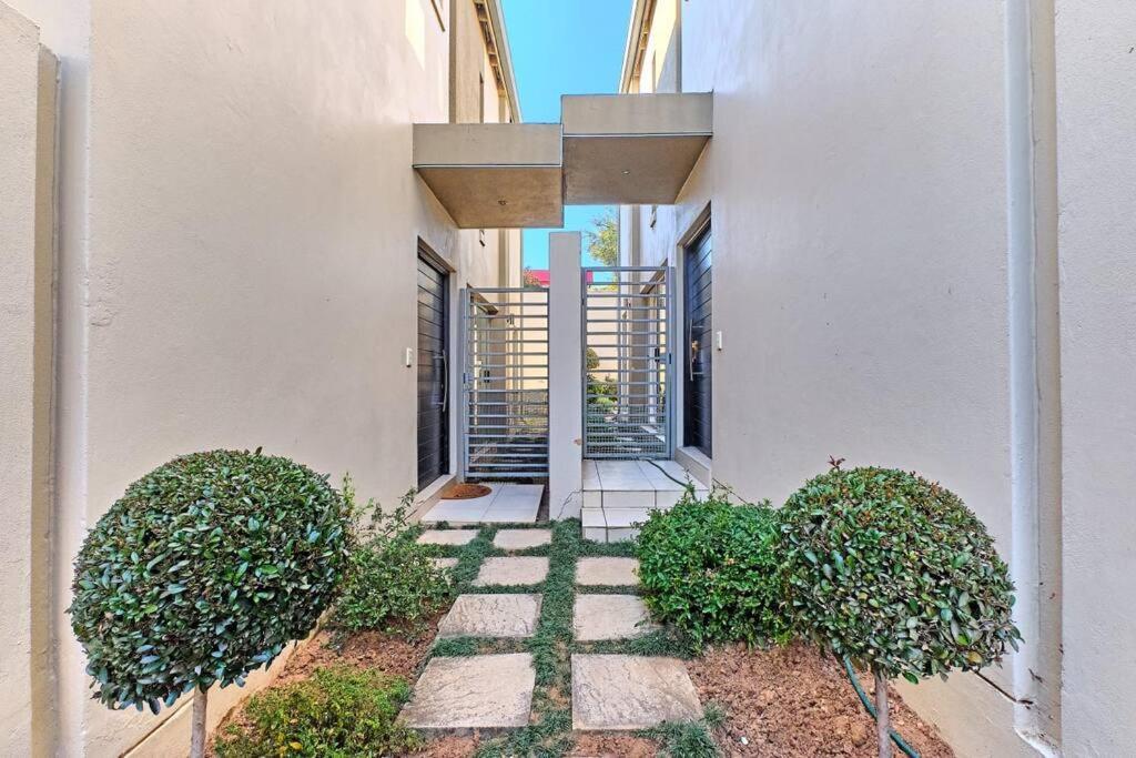Modern Two Bed Townhouse With Pool Pousada Joanesburgo