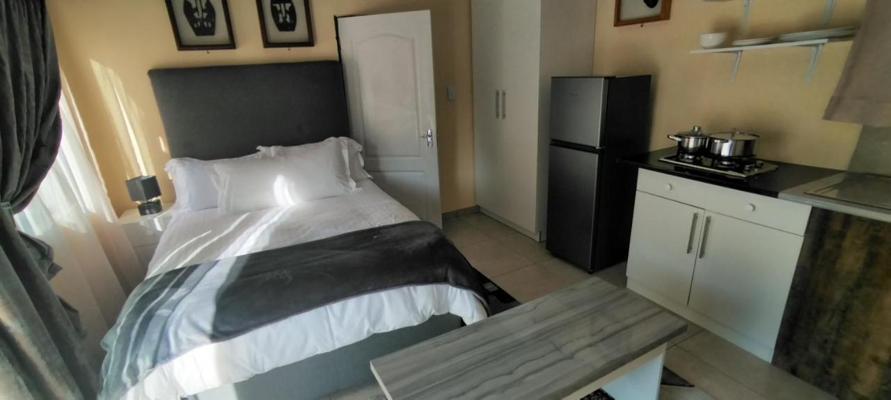 Zwelibanzi Guest house *