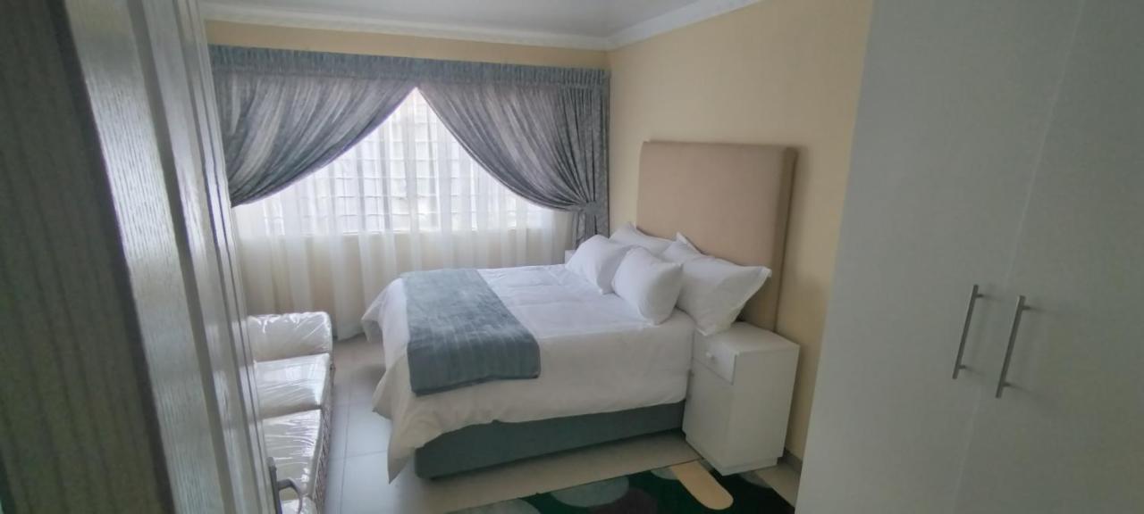 Zwelibanzi Guest house *