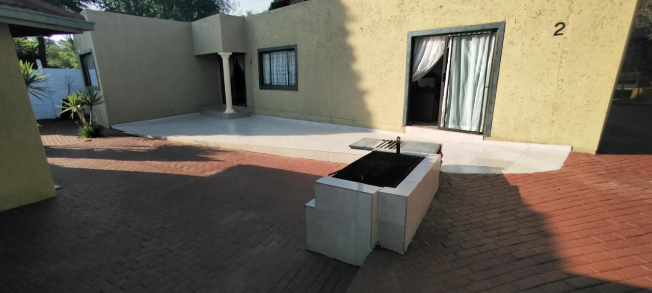 Zwelibanzi Guest house *