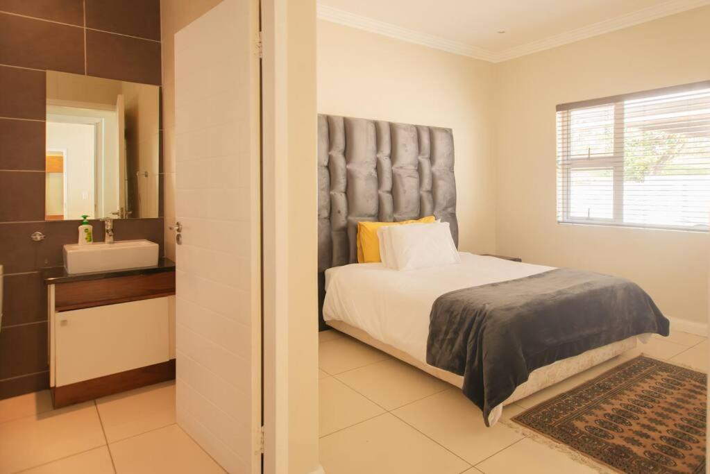 Ule Atinuke. Biệt thự Johannesburg