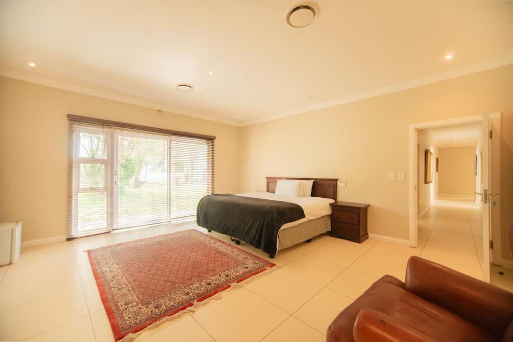 Ule Atinuke. * Johannesburg