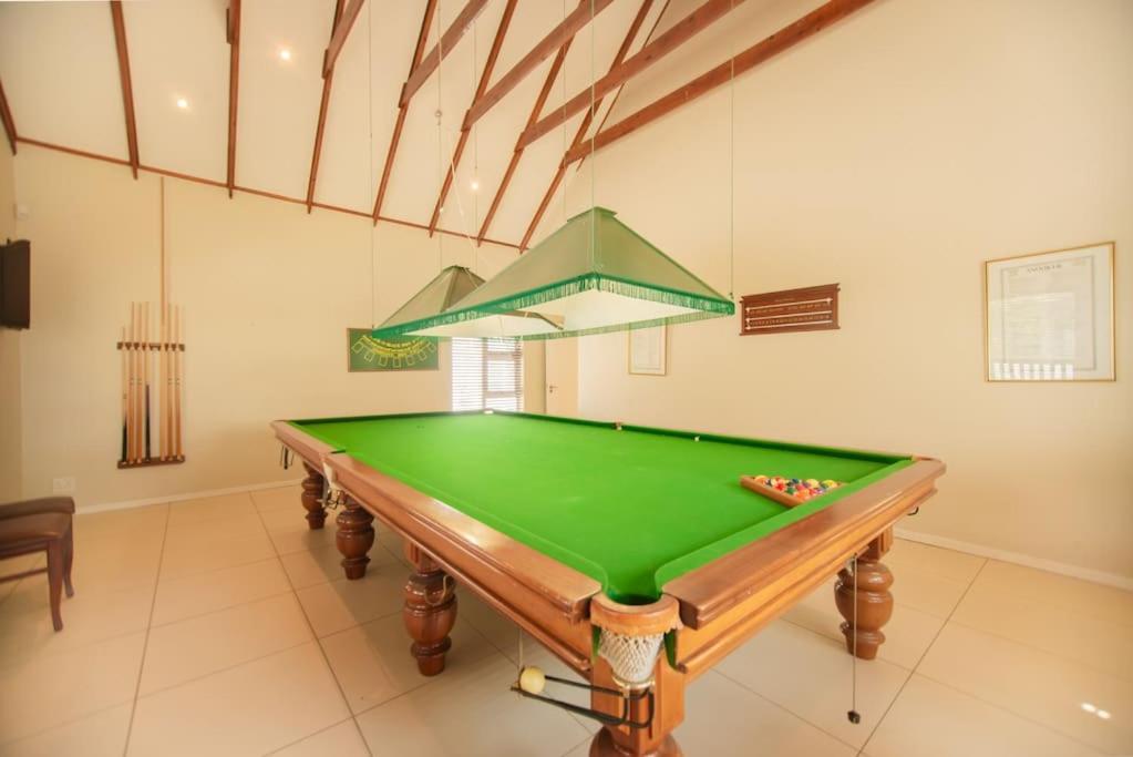 Ule Atinuke. Biệt thự Johannesburg