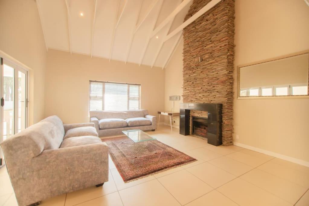 Ule Atinuke. Johannesburg