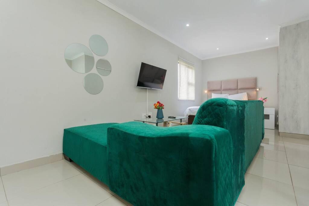 Apartment Johanesbg-little Haven-3min To N1-20/mbs Wifi Johannesburg