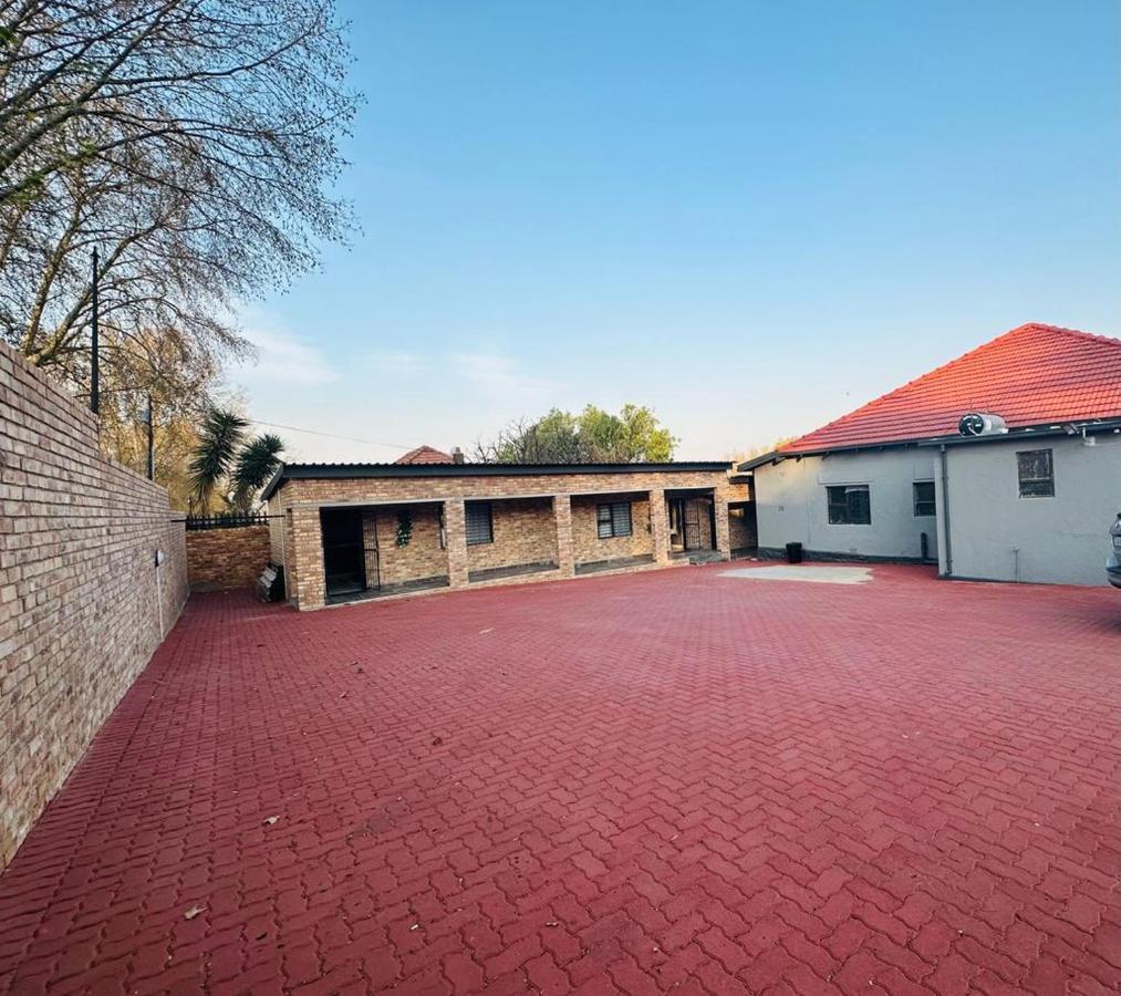 6 The Curve Unit 13 * Johannesburg