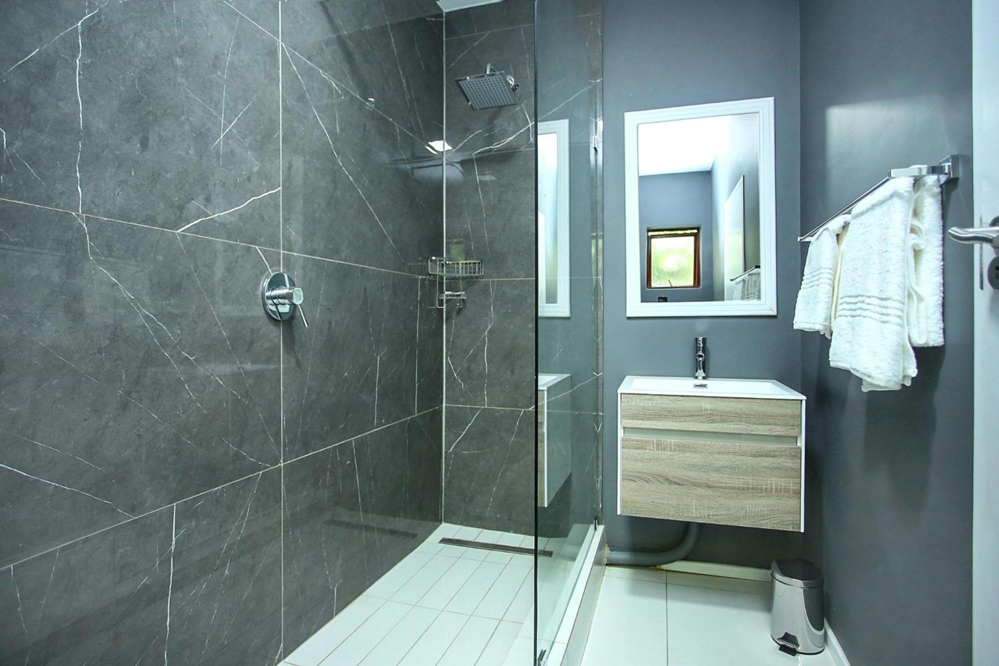 Antibes 18 West Road South Sandton Apartment *