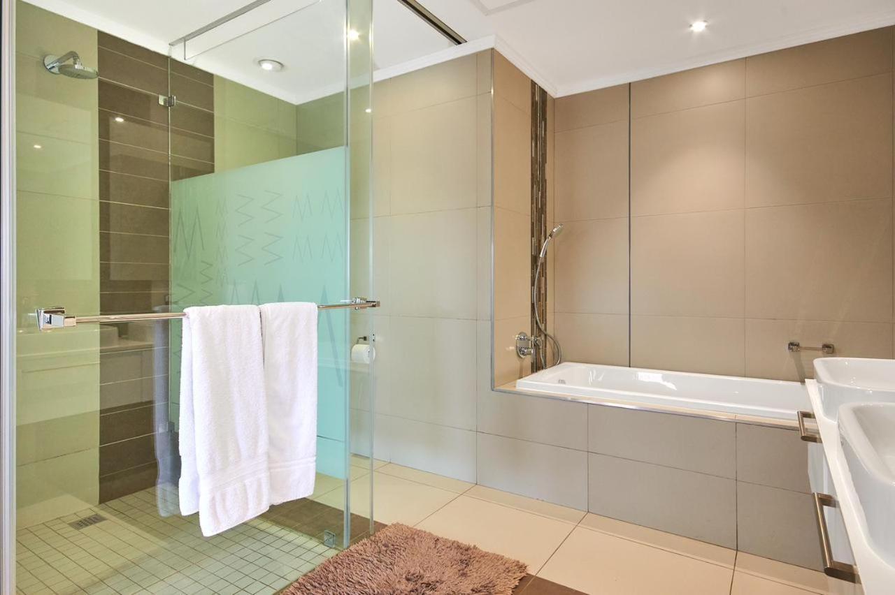 Executive 3 Bed With Balcony & Executive 2 Bed In Sandton Khách sạn hẻo lánh Johannesburg