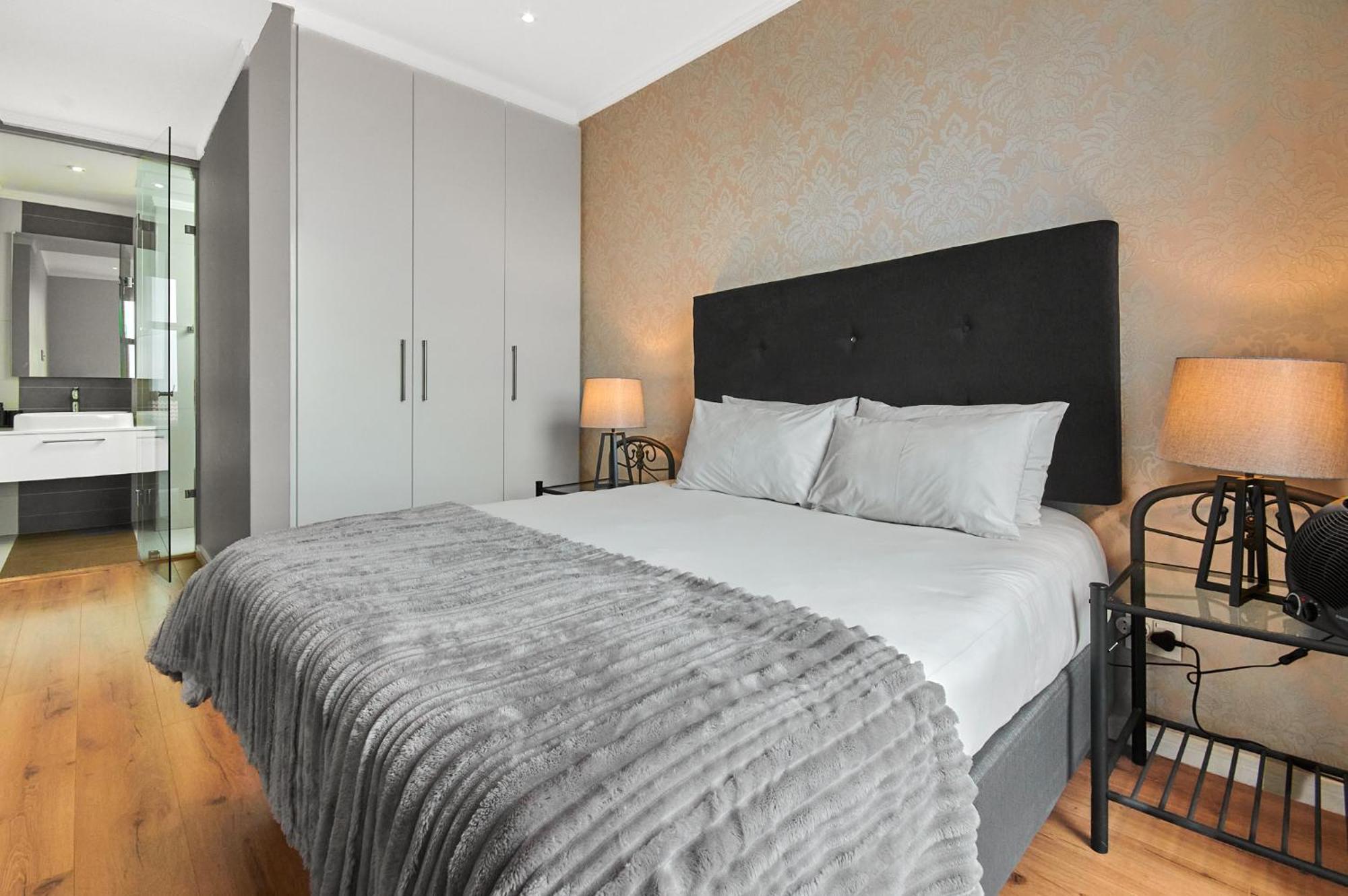 Modern Luxury Furnished In Sandton Apartment *