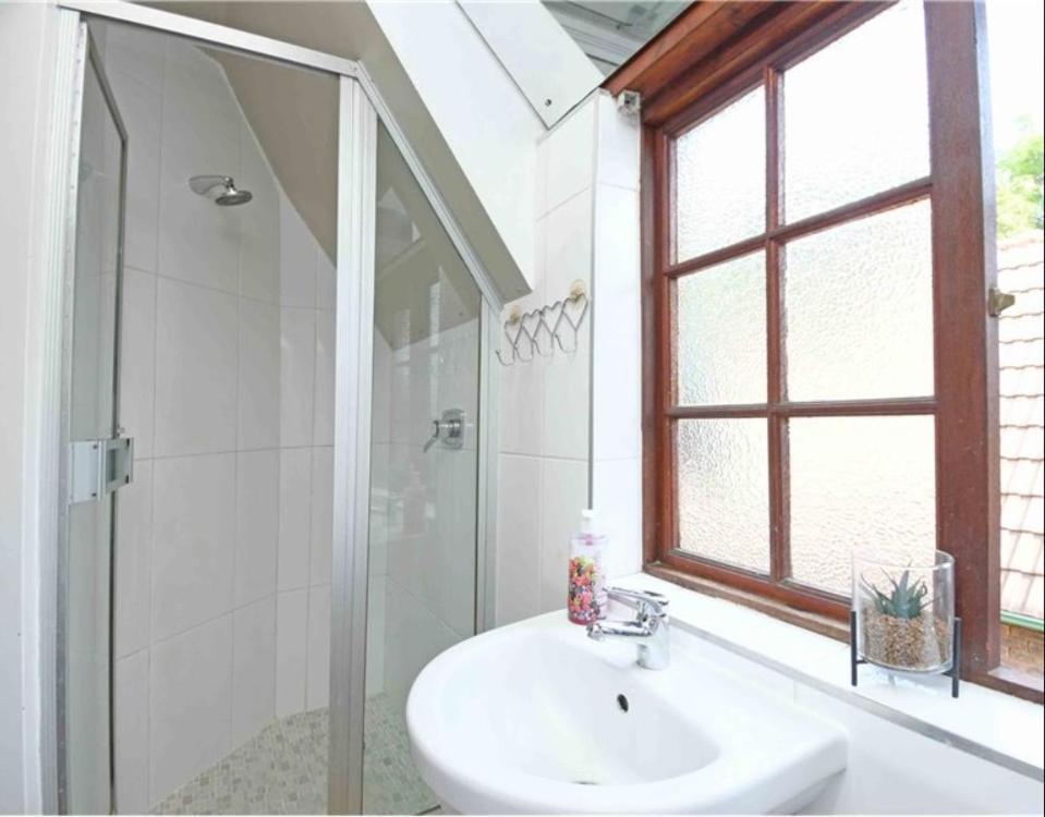 West Villa, Load Shedding Power Back-up System Holiday home *