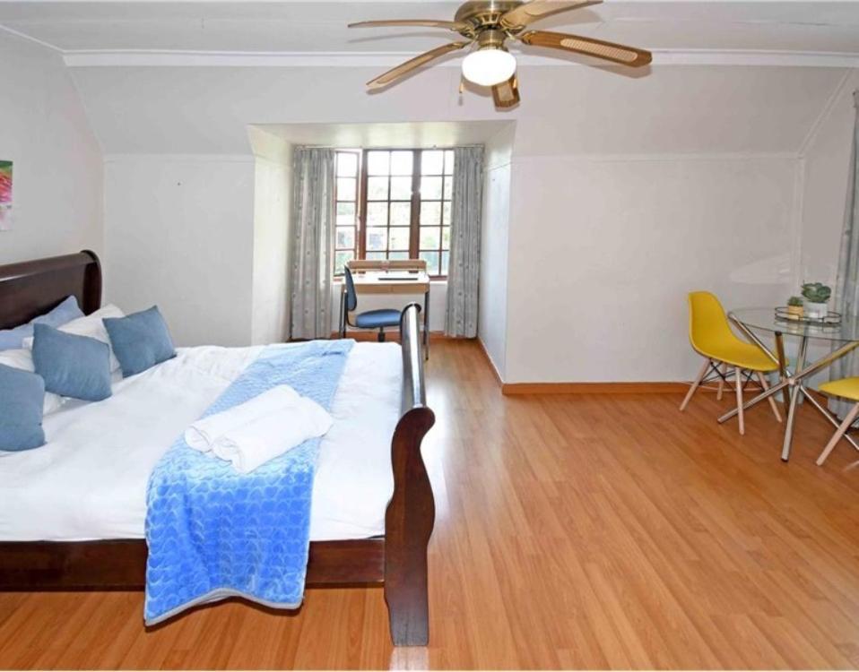 West Villa, Load Shedding Power Back-up System Holiday home *