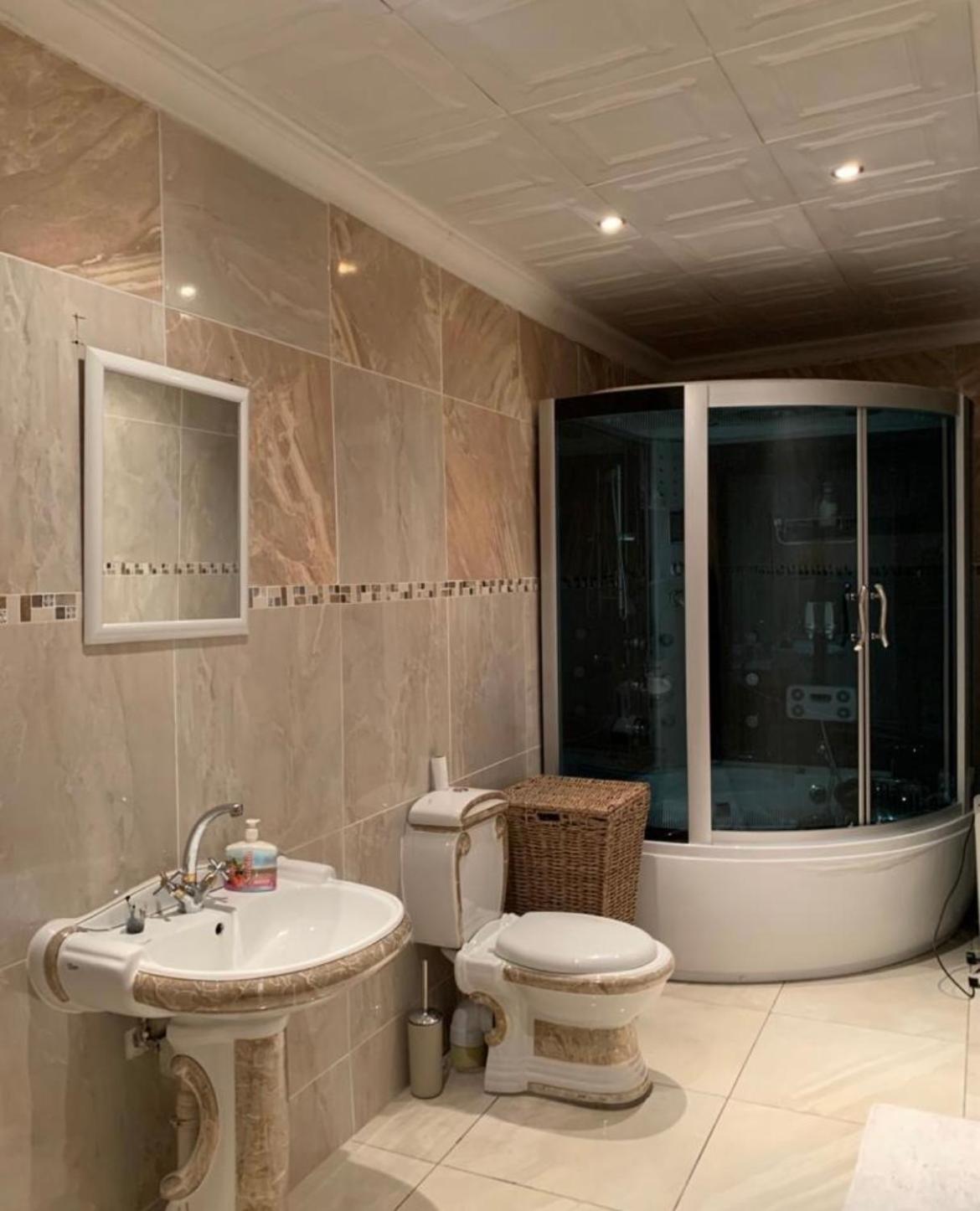 Hospedagem domiciliar At Blessed Bnb - Private En-suite In With Jacuzzi