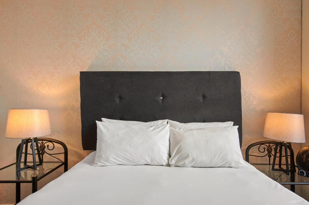 Executive 3 Bed With Balcony & Executive 2 Bed In Sandton Khách sạn hẻo lánh Johannesburg