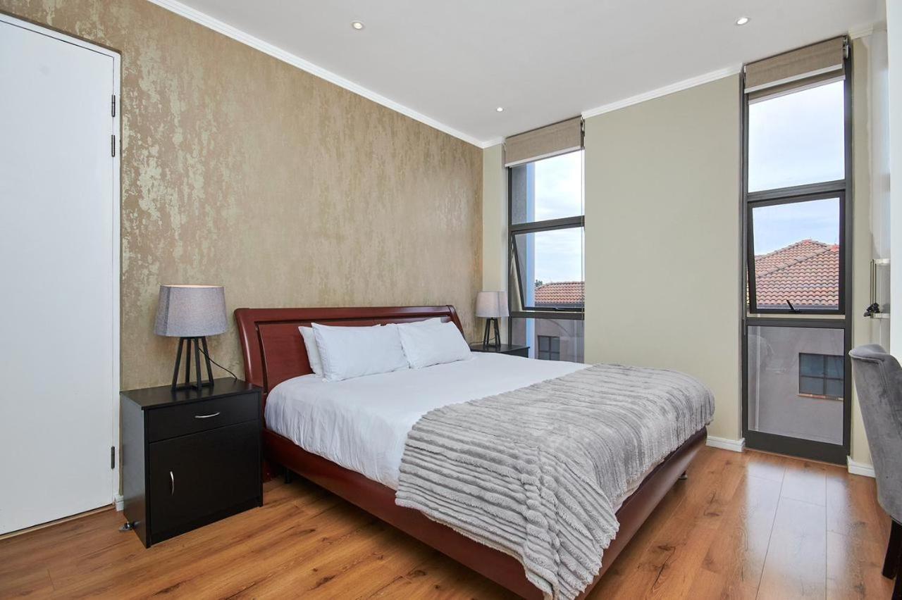 Executive 3 Bed With Balcony & Executive 2 Bed In Sandton Johannesburg