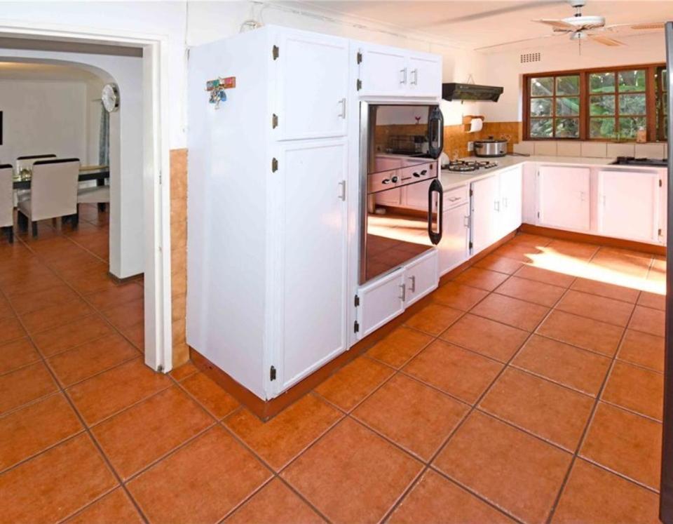 West Villa, Load Shedding Power Back-up System Holiday home *