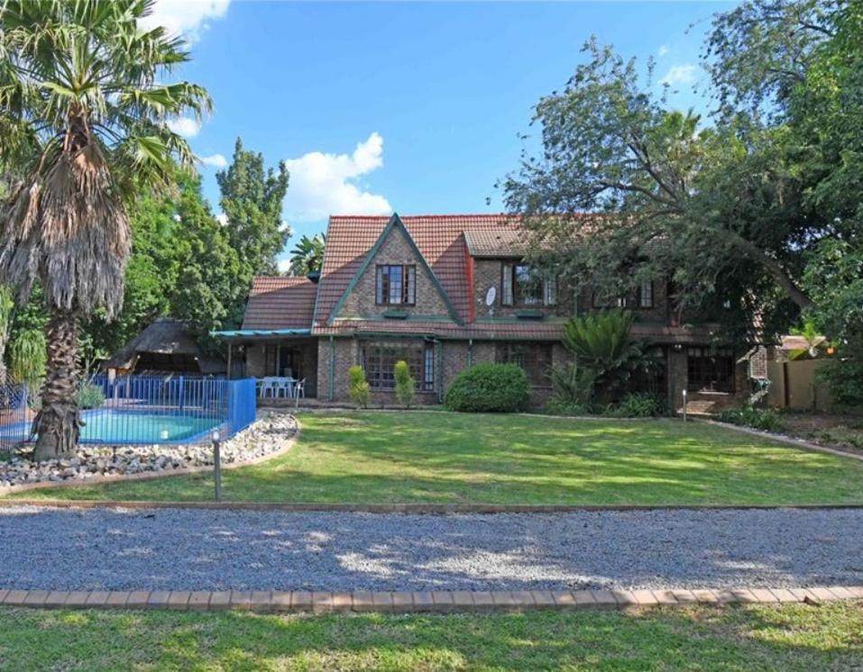West Villa, Load Shedding Power Back-up System Holiday home