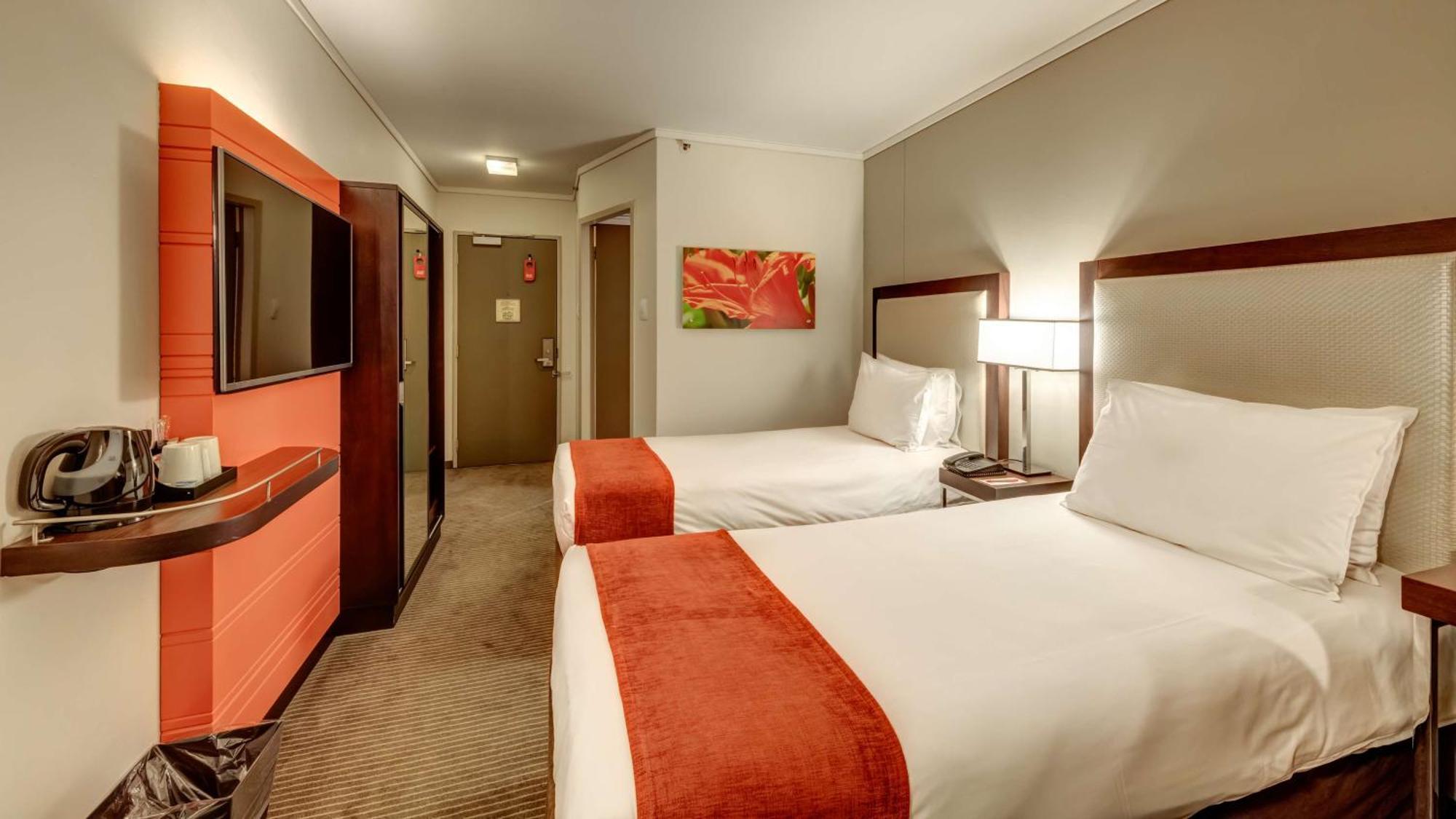 Stayeasy Eastgate Hotel 3*