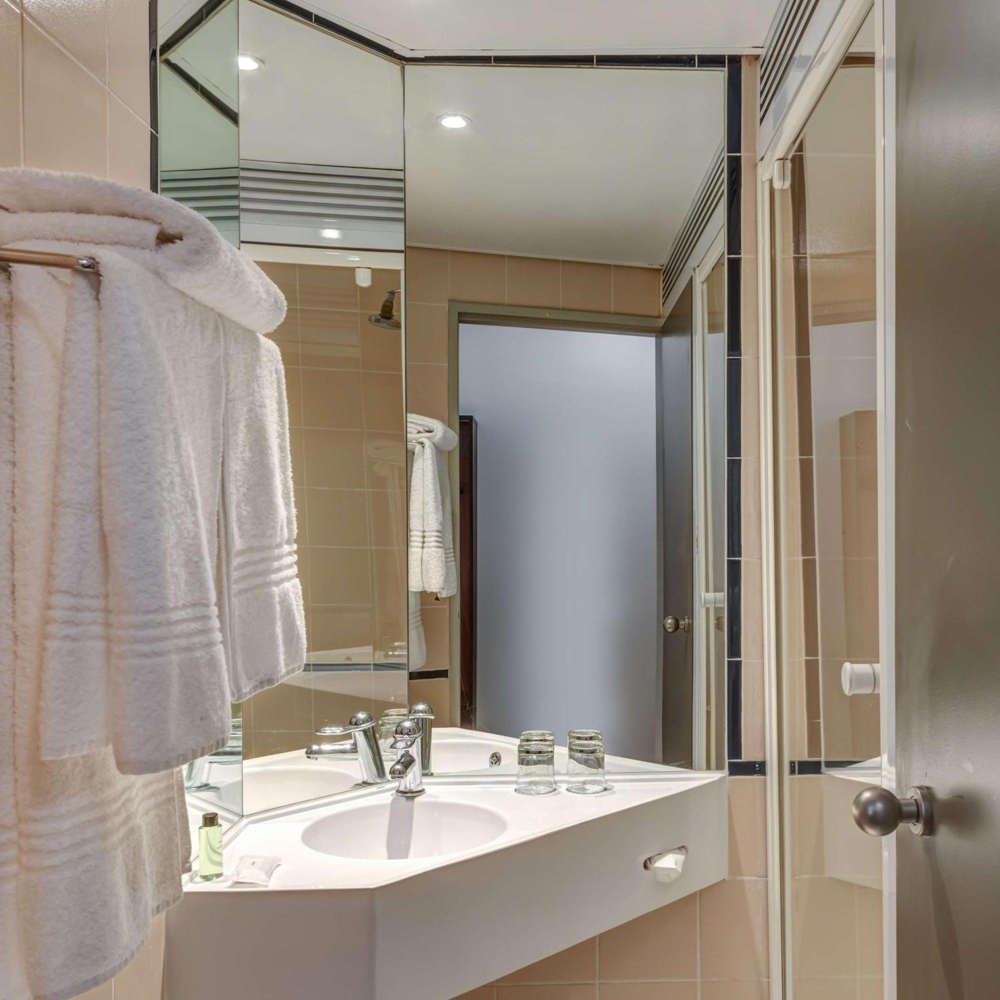 Stayeasy Eastgate Hotel