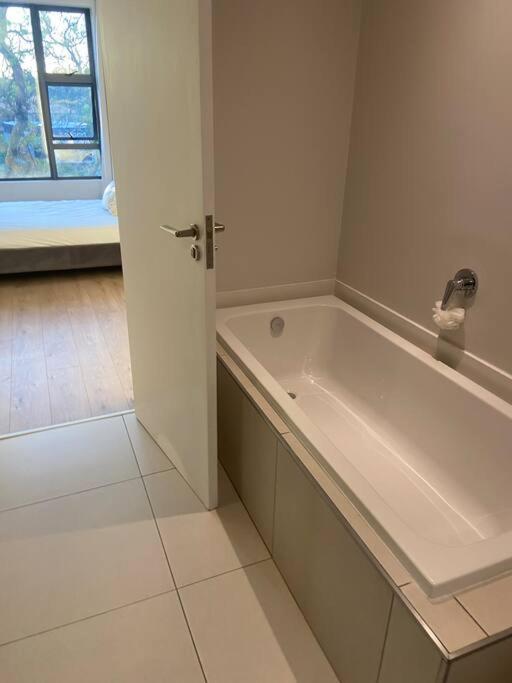 Load-shedding Free Trendy 2-bed 2-bath Apartment *