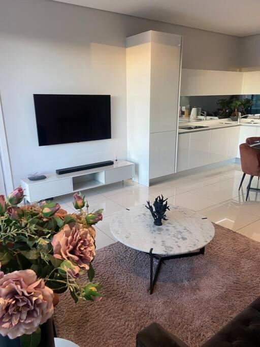 Load-shedding Free Trendy 2-bed 2-bath *
