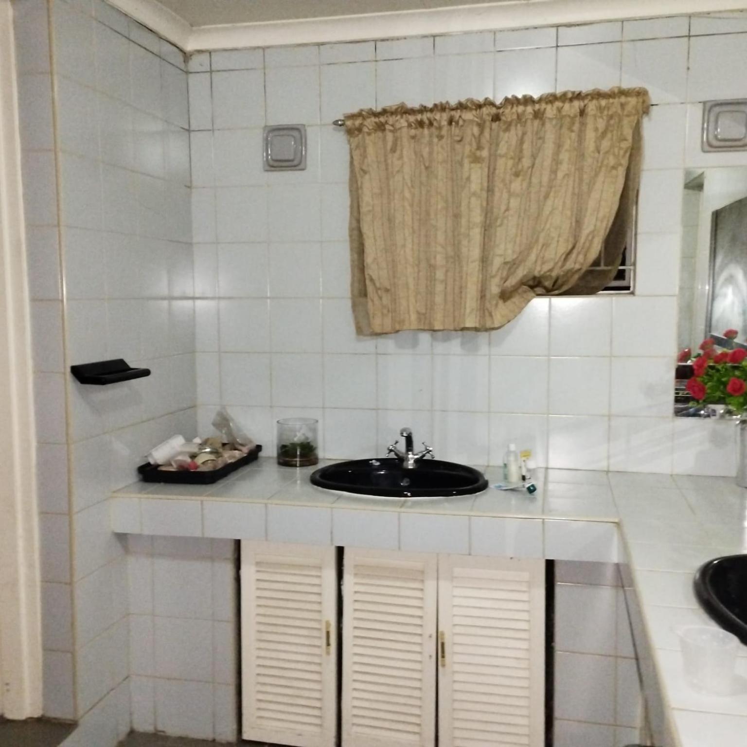 Unit F @ Friends Place Apartment *
