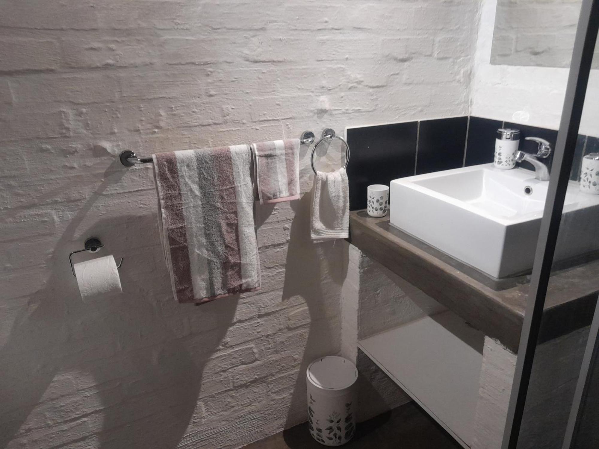 Hide Out Maboneng Bed & Breakfast *