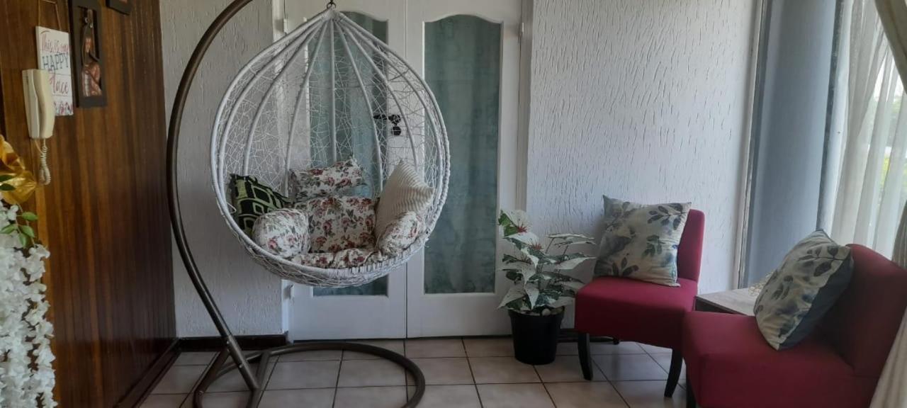 A Cheerful Furnished Bedroom Retreat * Johannesburg