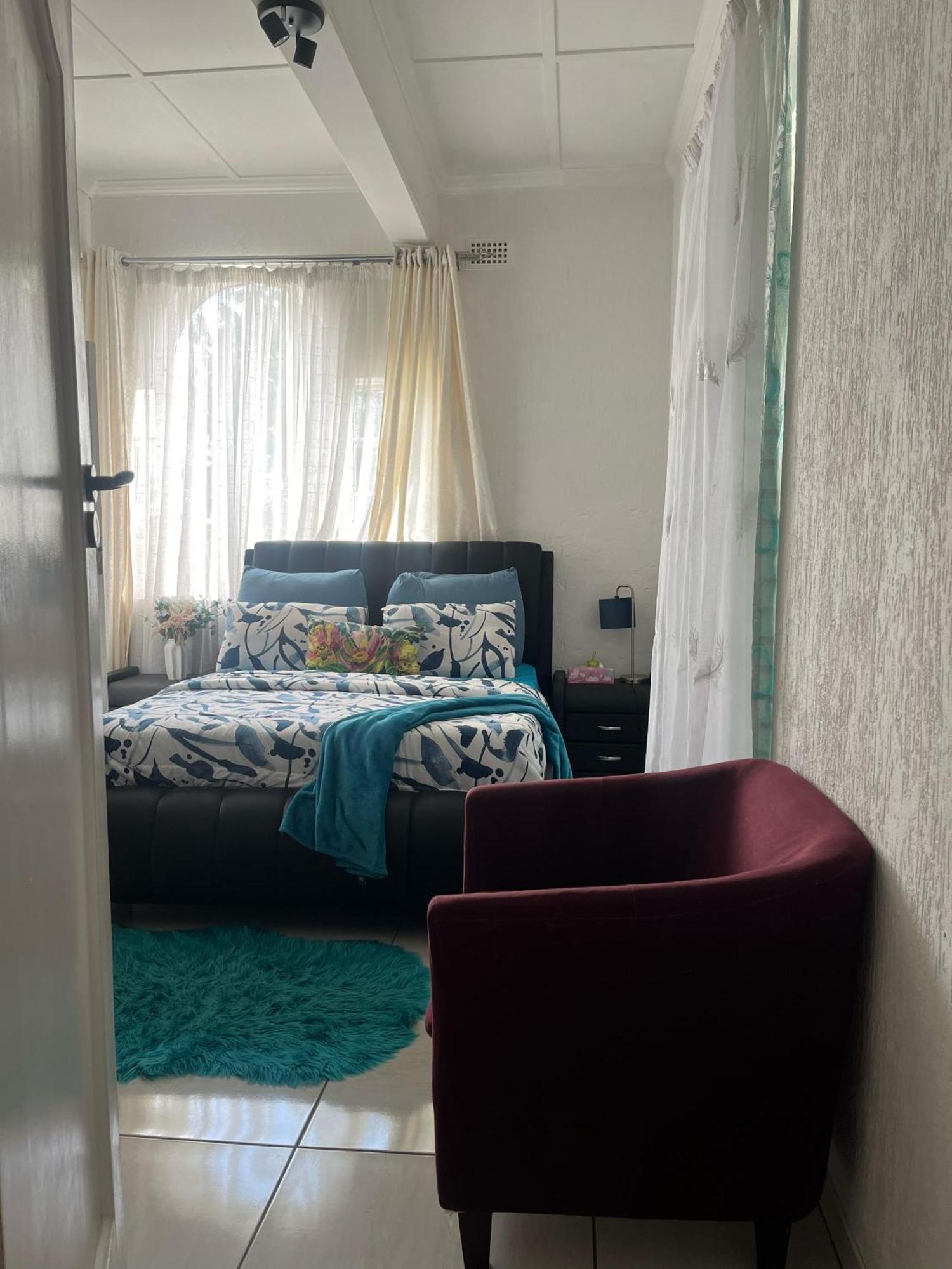 A Cheerful Furnished Bedroom Retreat * Johannesburg