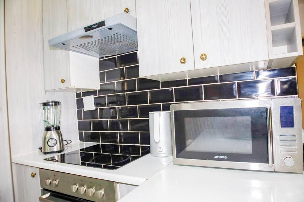 2 Bedroom Sandton Apartment *