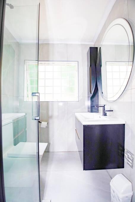 2 Bedroom Sandton Apartment *