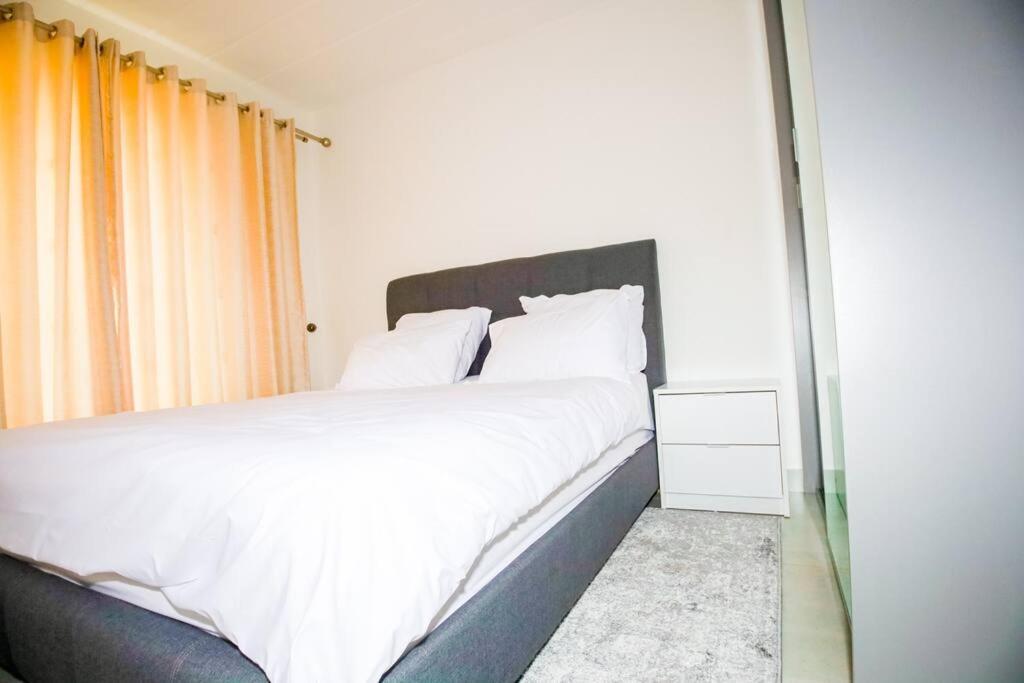 2 Bedroom Sandton Apartment *