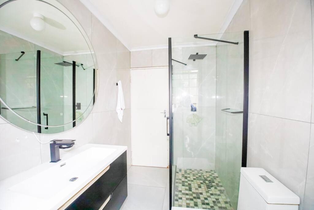 2 Bedroom Sandton Apartment *