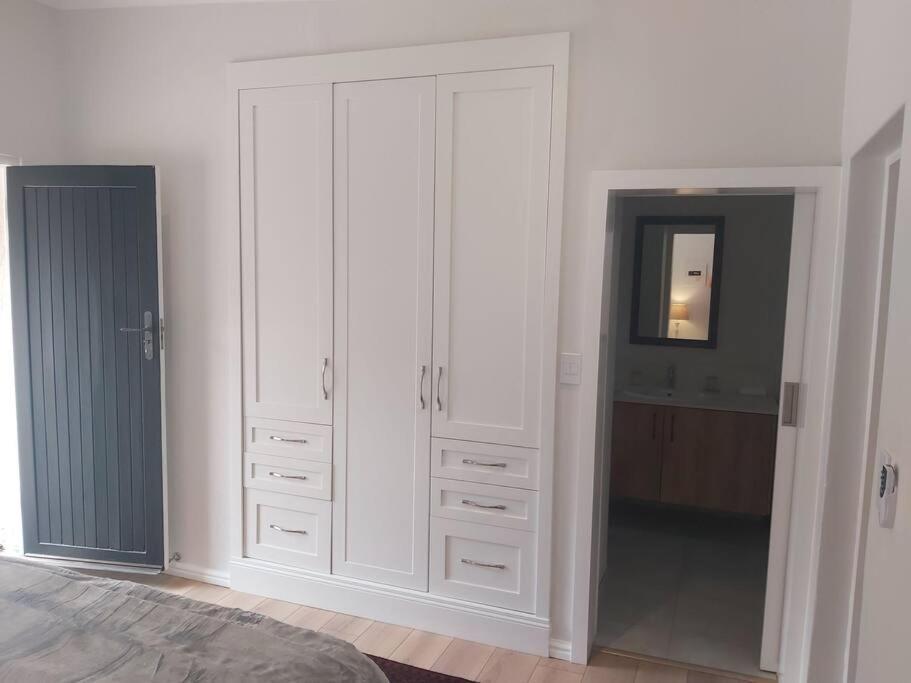 Fernpark Cottage, Fresh & Modern Apartment Johannesburg