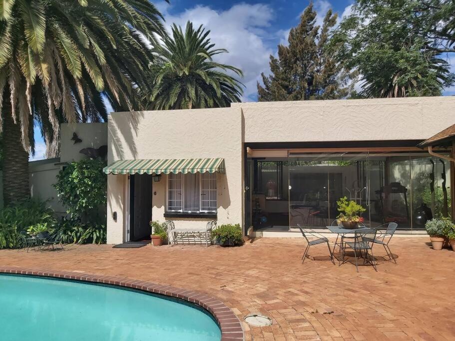 Fernpark Cottage, Fresh & Modern Apartment Johannesburg