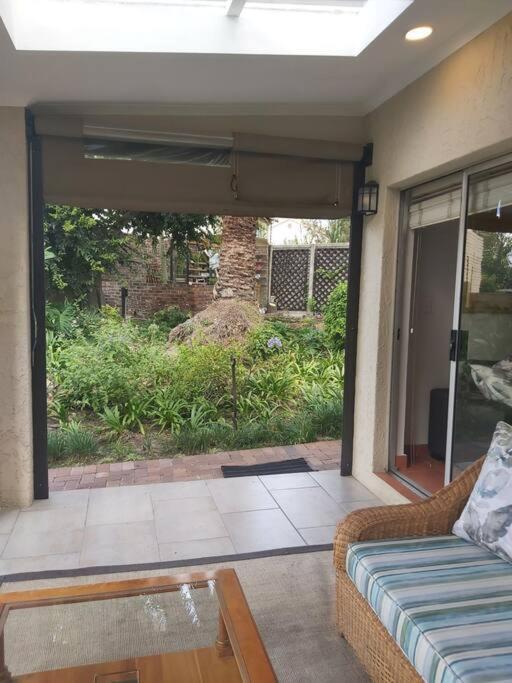 Fernpark Cottage, Fresh & Modern Apartment Johannesburg
