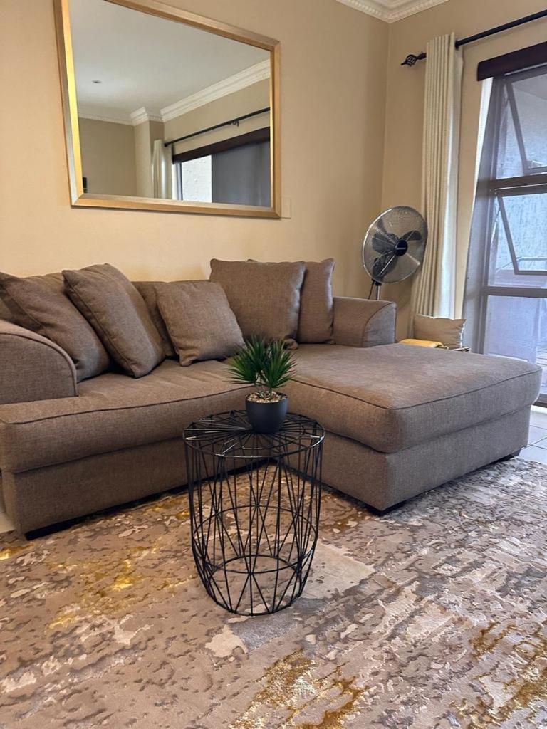 Apartment 1 Bedroom, 2 Bathroom In The Heart Of Sandton *