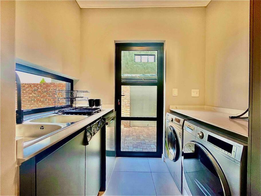 In The Heart Of Sandton Joanesburgo